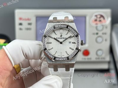 High Quality Replica AUDEMARS PIGUET Royal Oak White Leather Strap White Grande Tasserie Grid Pattern Face Dial Silver Stainless Steel Diamond Inlaid Case Watch 33mm